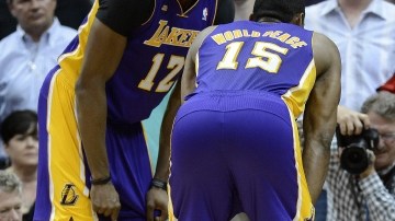 Kobe Bryant, de Lakers, se lamenta en la duela tras caer lesionado del tobillo izquierdo, el miércoles en el juego ante los Halcones de Atlanta, en el Phillips Arena.