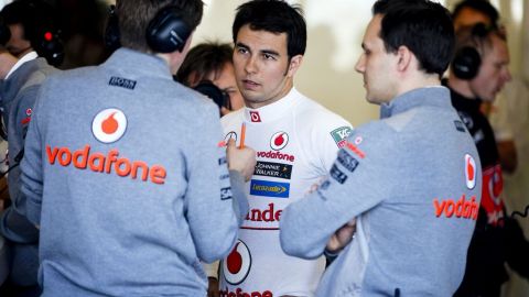 Sergio 'Checo' Pérez platica con su team en el primer día de prácticas del GP de Australia. Su compatriota Esteban Gutiérrez tampoco levanta.