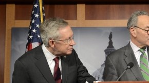 El líder de la mayoría demócrata en el Senado, Harry Reid,  junto con los senadores  Chuck Schumer  y Dick Durbin.