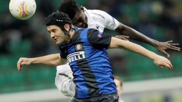 Emmanuel Adebayor y el defensa Christian Chivu, del Inter, disputan un balón aéreo. Avanzó Tottenham.