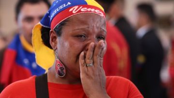 Una mujer llora mientras espera su turno para ver el cuerpo del fallecido presidente de Venezuela, Hugo Chávez.
