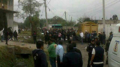 Autoridades en el lugar donde ocurrió la explosión en Nativitas, Tlaxcala, México.