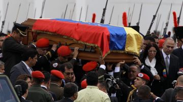 El féretro es trasladado por mandos militares venezolanos.