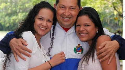 Hugo Chávez aparece cos sus dos hijas: Rosa Virginia (izq) y Maria Gabriela (drcha).