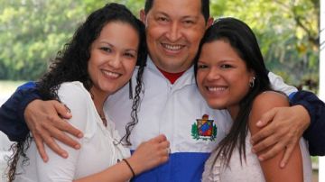 Hugo Chávez aparece cos sus dos hijas: Rosa Virginia (izq) y Maria Gabriela (drcha).