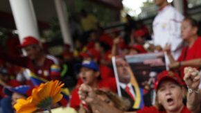 Cientos de venezolanos se concentran hoy en el paseo de los próceres de Caracas para despedir el cortejo fúnebre del fallecido presidente venezolano, Hugo Chávez.