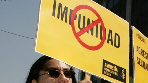 Una protesta se efectuó frente a la PGR, en México, dos años después de los hechos violentos  de 2006 en San Salvador Atenco.