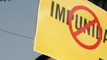 Una protesta se efectuó frente a la PGR, en México, dos años después de los hechos violentos  de 2006 en San Salvador Atenco.