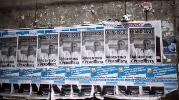 Posters en Buenos Aires celebran la elección del Papa Francisco.