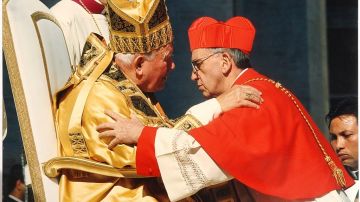 Foto de archivo en el que el Cardenal Bergoglio saluda al entonces Papa Juan Pablo II.