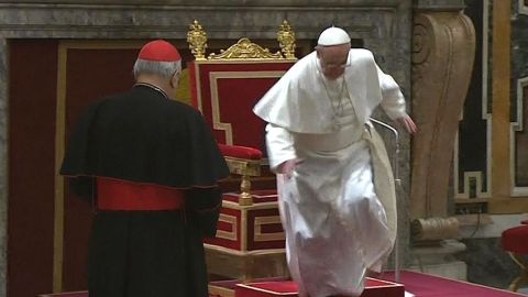 El Papa Francisco tropezó al acercarse para cardenales.