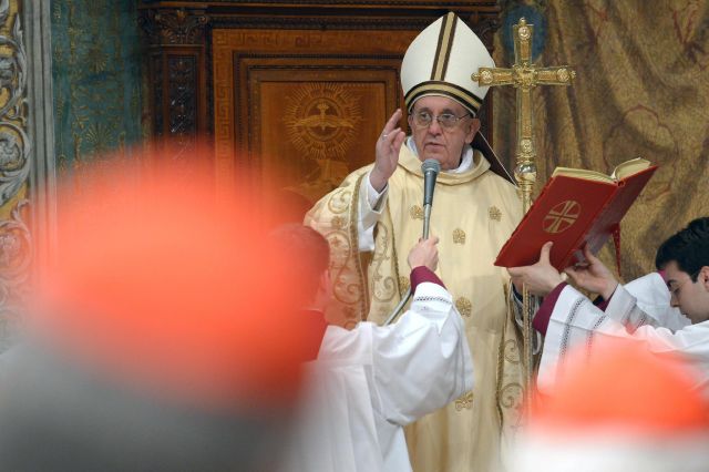 El papa Francisco oficia su primera misa como Sumo Pontífice en la Capilla Sixtina el jueves 14 de marzo de 2013.