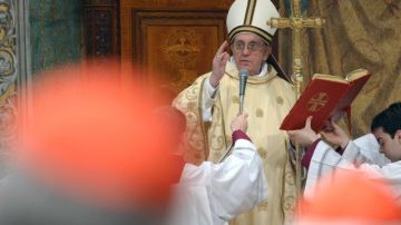 El papa Francisco oficia su primera misa como Sumo Pontífice en la Capilla Sixtina el jueves 14 de marzo de 2013.