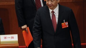 Xi Jinping (d) vio su designación corroborada por 2,952 votos a favor, tres abstenciones y un solo voto en contra.
