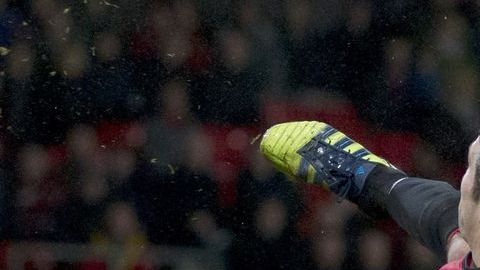 El Manchester United acaricia su vigésima Premier. En la foto, Robin Van Persie en una vistosa tijera frente al Reading.