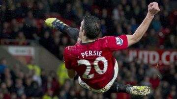 El Manchester United acaricia su vigésima Premier. En la foto, Robin Van Persie en una vistosa tijera frente al Reading.