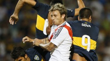 Jonathan Bottinelli (centro) en un juego contra Boca Juniors el 29 de enero pasado.  El defensa del River fue secuestrado el jueves.