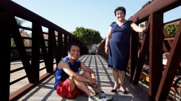 En la foto, Edwin Támara junto a su madre Ita, en  la ciudad de Orange.