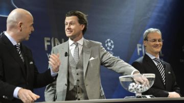 El embajador de la final de la Liga de Campeones, el inglés Steve McManaman (centro), realizó el sorteo ante directivos de  la UEFA.