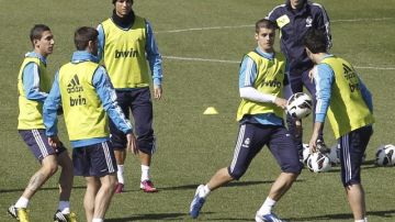 Jugadores del Real Madrid en su   entrenamiento  de ayer.