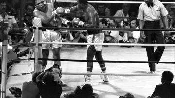 Larry Holmes (derecha) le dio una paliza a Muhammad Ali, en el ocaso de su carrera.
