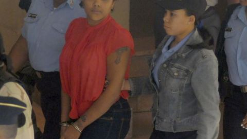 La cantante dominicana Martha Heredia camino a una audiencia judicial en Santiago, República Dominicana, el 25 de febrero de 2013.