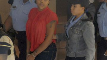 La cantante dominicana Martha Heredia camino a una audiencia judicial en Santiago, República Dominicana, el  25 de febrero de 2013.