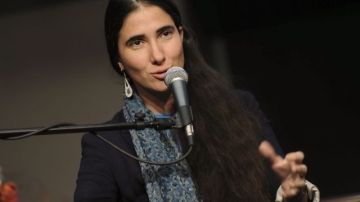 La bloguera cubana Yoani Sanchez Cordero participa en un conversatorio en la escuela de periodismo de la Universidad de Columbia en Nueva York.