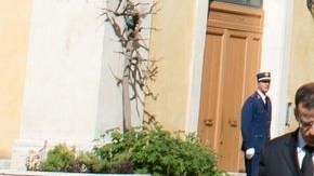 El texto asegura que Bergoglio ayudó a otros religiosos a salir del país.