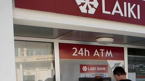 Los chipriotas hace fila en los bancos para retirar su dinero, luego de que el Eurogrupo impusiera a Chipre la medida de retirar fondos en cuentas privadas bancarias.
