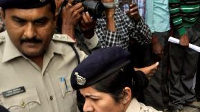 El matrimonio había acampado en las cercanías del poblado de Jhadia, en el estado de Madhya Pradesh, cuando fue asaltado por el grupo de atacantes. En la foto, la supuesta víctima es escoltada por la Policía a un hospital en Gwalior.