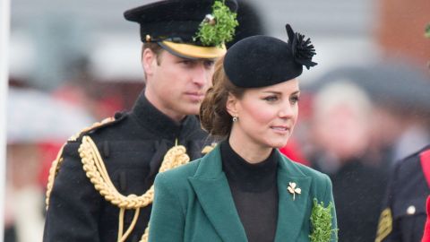 Los duques de Cambridge asistieron a un desfile en Hampshire, con motivo de el día de San Patricio, el patrón irlandé.