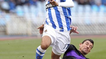 El defensa  Jesús Rueda  trata de detener a Carlos Vela en el juego de ayer disputado en el Estadio Anoeta.