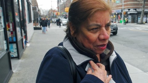 Varios hispanos como la colombiana María Calvo (i) y las hermanas Marisol y Maribel Carvajal, defendieron al Papa.