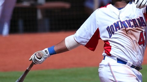 El dominicano Carlos Santana rompió el hielo al conectar jonrón solitario en el quinto inning del juego que ganó a Puerto Rico ayer en Miami.