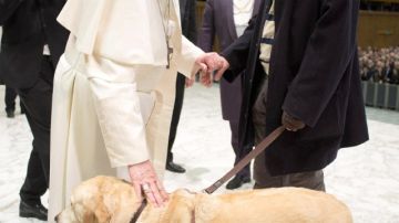 El papa Francisco recibió en una audiencia a un hombre ciego y su perro guía.