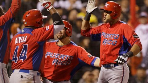 El boricua Alex Ríos -extrema derecha- es felicitado por sus colegas tras batear un jonrón de dos carreras en la séptima entrada.