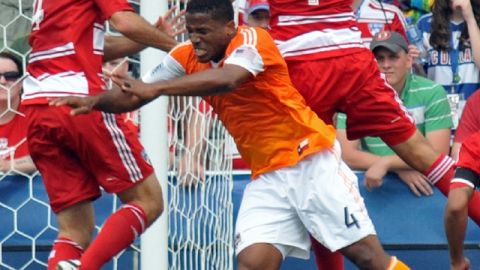 Jermaine Taylor (4) y Blas Pérez (7),  del FC Dallas, superan en el futbol aéreo al defensor  Andrew Jacobson (4),  del Dynamo.