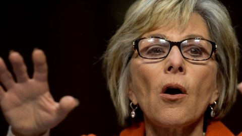 La senadora Barbara Boxer (D-CA) testifica en el Congreso, en Washington, en relación con el acoso sexual en lo militar.