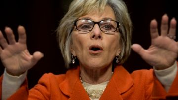 La senadora Barbara Boxer (D-CA) testifica en el Congreso, en Washington, en relación con el acoso sexual en lo militar.