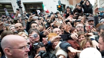 Saltándose el protocolo  el papa Francisco apareció ayer domingo en las inmediaciones de la plaza de San Pedro para saludar  a fieles .