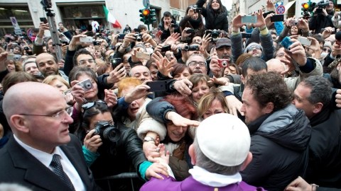 Saltándose el protocolo  el papa Francisco apareció ayer domingo en las inmediaciones de la plaza de San Pedro para saludar  a fieles .
