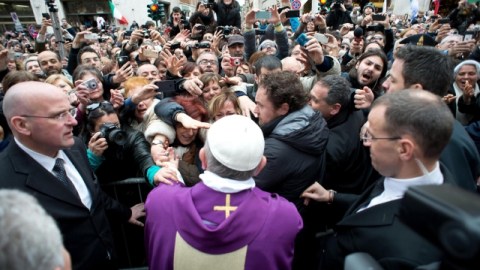 Saltándose el protocolo el papa Francisco apareció ayer domingo en las inmediaciones de la plaza de San Pedro para saludar a fieles .