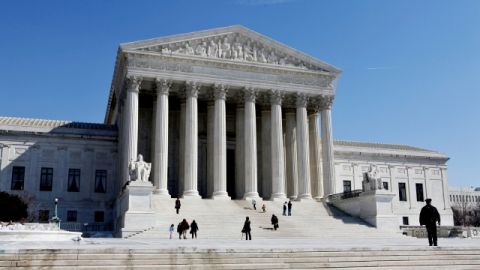 Imagen de la Corte Suprema de Estados Unidos en Washington, D. C. La corte escuchará hoy los argumentos sobre la legalidad de una ley aprobada por el electorado de Arizona relativa al proceso electoral.