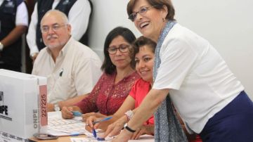 La alcaldesa de Lima, Susana Villarán, acude a votar en el proceso electoral por la revocatoria de la Alcaldía de Lima.