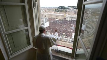 El papa Francisco saluda a las miles de personas que se dieron cita ayer en   la plaza de San Pedro para el rezo del Angelus, el primero de su pontificado.