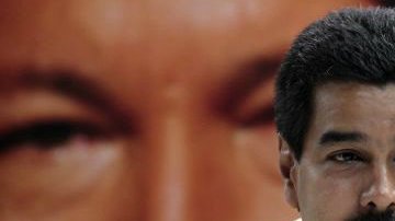 Políticos opositores y analistas critican la gran insistencia de Maduro en citar a Chávez en sus discursos.