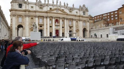 Imagen de los preparativos en la Basílica de San Pedro en el Vaticano, donde se ultiman los detalles para la celebración de la misa de inicio de Pontificado del papa Francisco.
