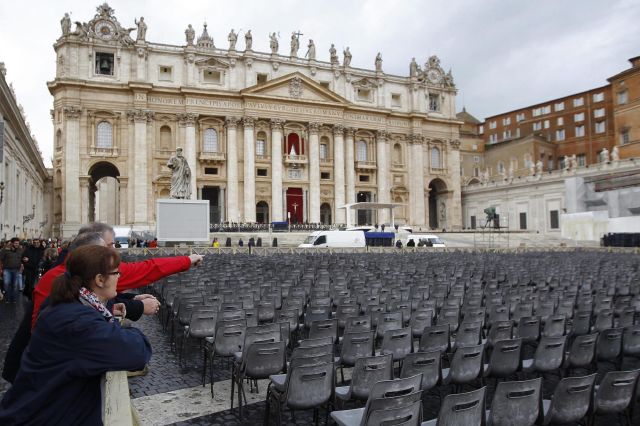 Imagen de los preparativos en la Basílica de San Pedro en el Vaticano, donde se ultiman los detalles para la celebración de la misa de inicio de Pontificado del papa Francisco.