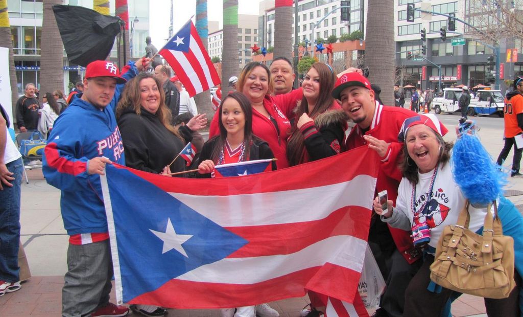 La Familia Herández de Ponce, Puerto Rico, le puso sabor a San Francisco y a la final del Clásico Mundial.